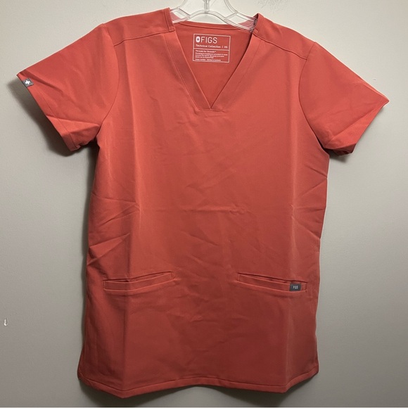 Figs Tops - Figs Casma V Neck Three Pocket Scrub Top Womens XS Spiced Cider Tailored Fit